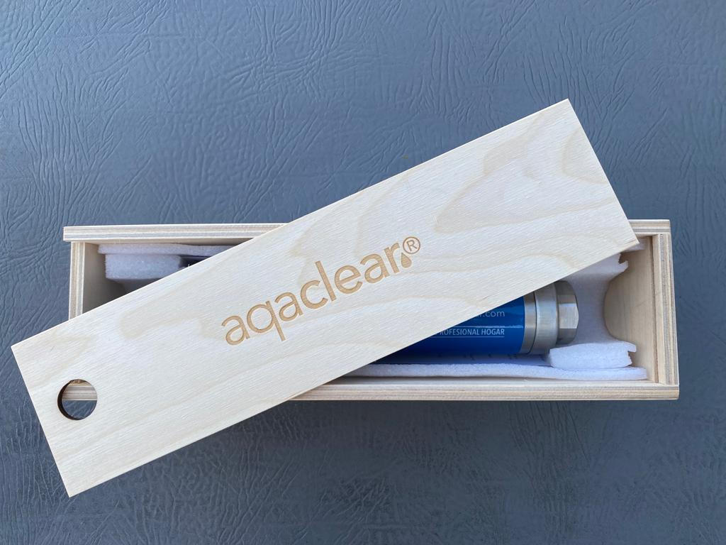 Caja de madera - packaging del dispositivo aqaclear con la tapa abierta